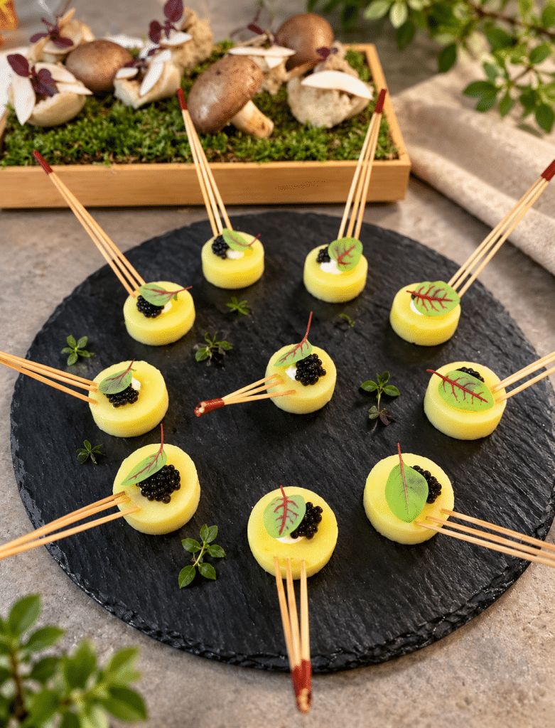 Bouchées cocktail présentées sur ardoise