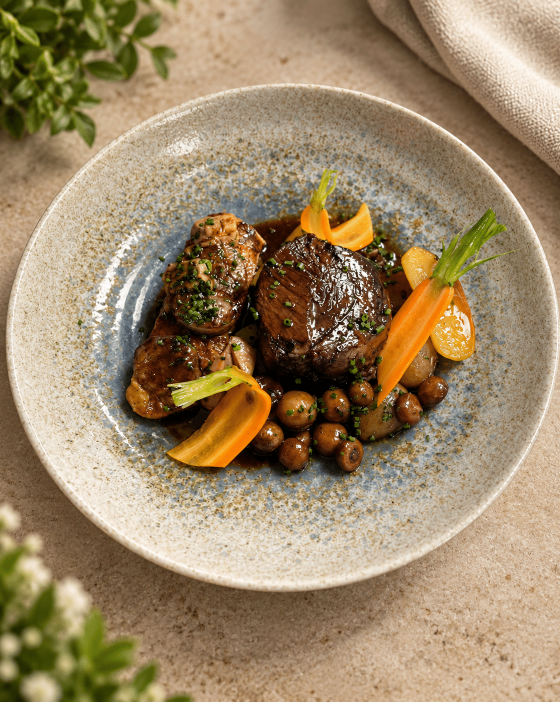 Plat de viande en sauce et légumes dressés à l’assiette