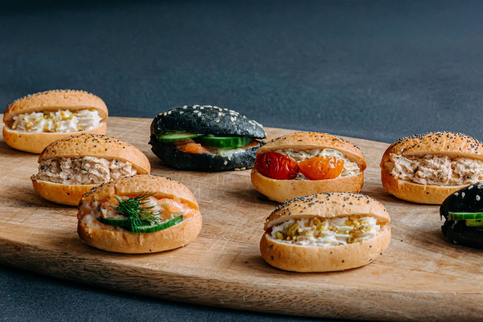 Assortiment de mini-navettes sur un plateau traiteur