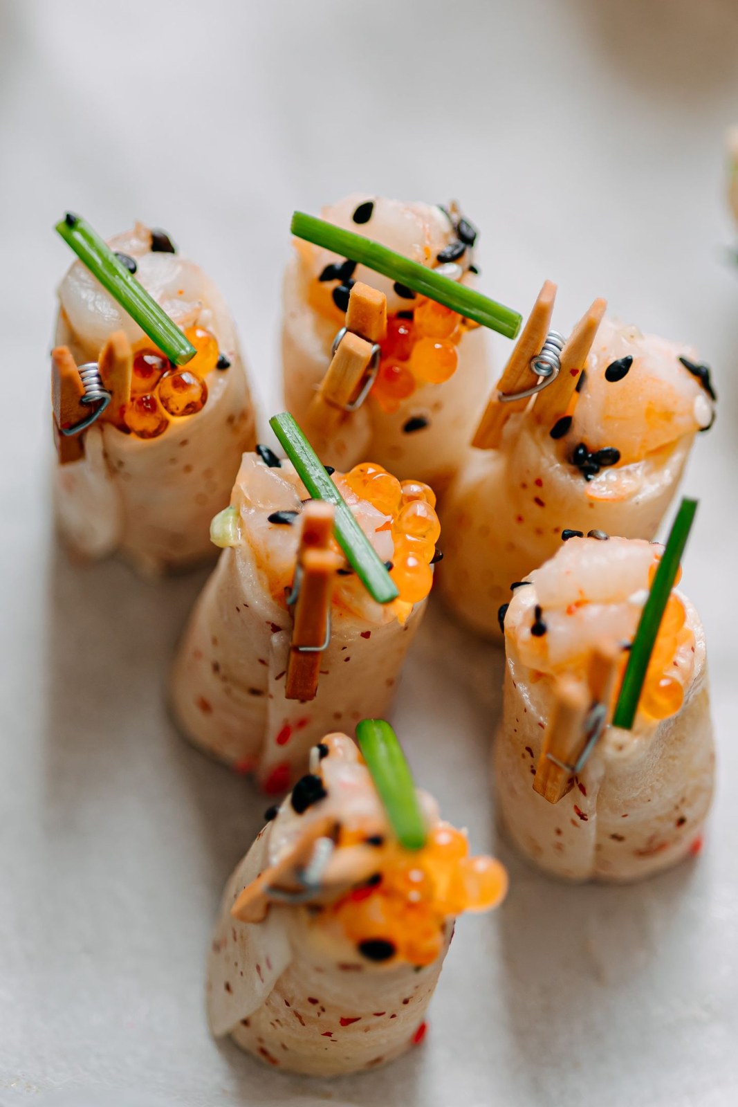 Pièces cocktail aux crevettes, œufs de poisson et ciboulette