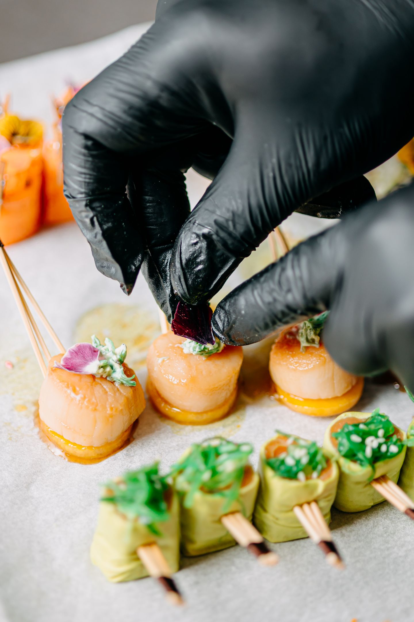 Dressage à la main de pièces cocktail et finitions florales